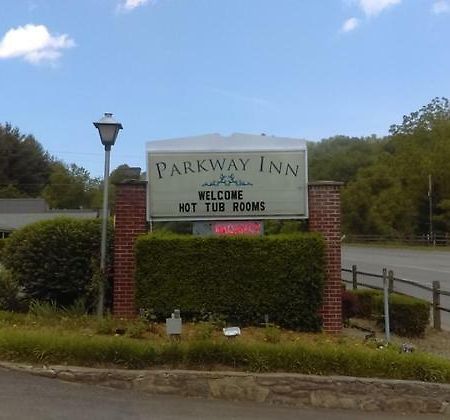 Parkway Inn ウェインズビル エクステリア 写真