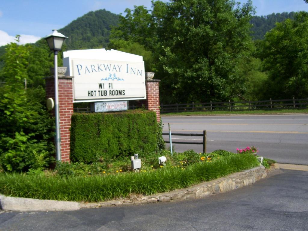 Parkway Inn ウェインズビル エクステリア 写真